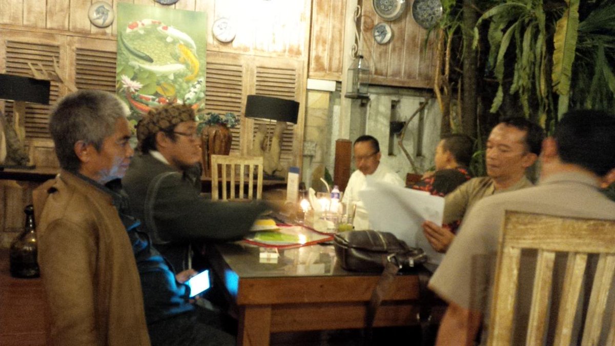bedzkuuya's tweet photo. Rapat lagi... DIFRE kph bandung selatan... (@ Cafe Bali in Bandung, Jawa Barat) http://t.co/yQQHvFopJv http://t.co/OyjI2IGjy0