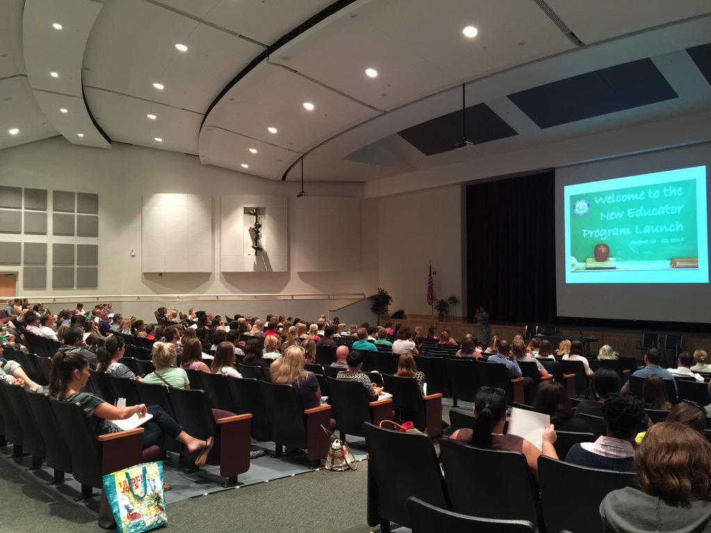 ManateeCountyPL's tweet photo. Dr. Greene welcomes new teachers to the Manatee County @Manateeschools School District! #ManateePD #newteacher http://t.co/OmlV47VebX