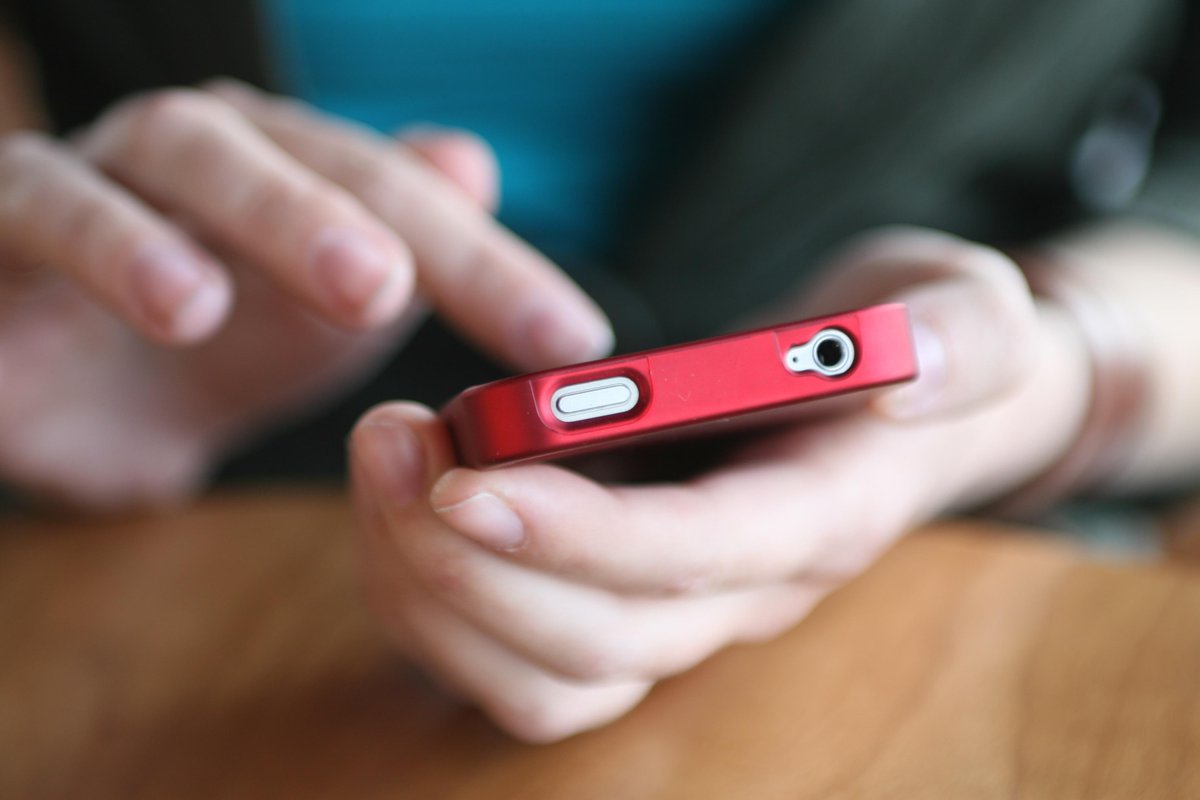 TechItBack's tweet image. #TechTipTuesday: flip your phone on #vibrate to avoid the text-check #obsession #TheMoreYouKnow #TechItBack