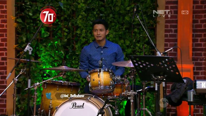 mdtvindonesia's tweet photo. .@TarraBudiman hobinya olahraga, kalo @ChandKelvin hobinya main drum.. Nah kalo kalian apa? @Ini_Talkshow http://t.co/9dvstkw1Ex