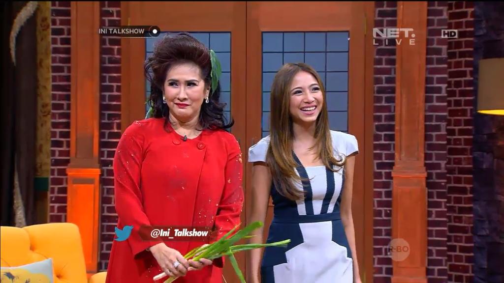 Duosolpet's tweet photo. Udah hadir nih neng cantik @theNadiaVega @Ini_Talkshow http://t.co/BCtrh8Aq4B