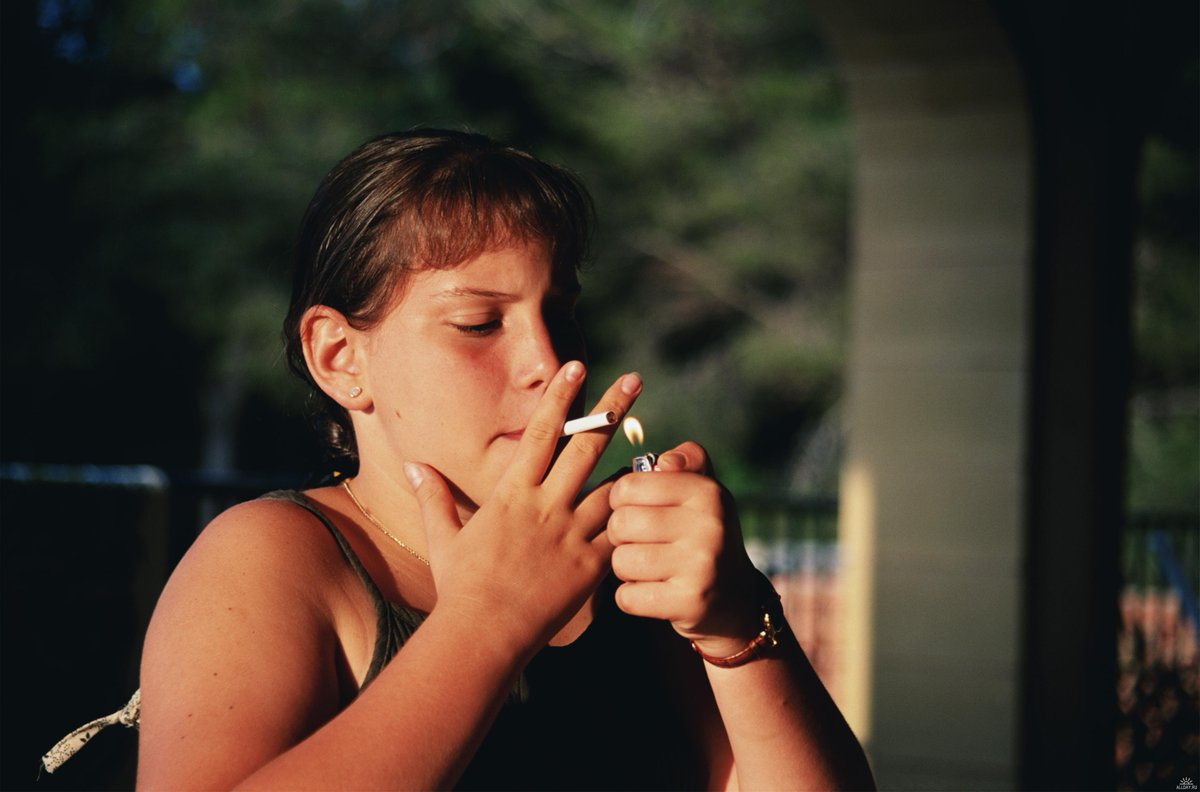 Подростки пьют курят. Подросток с сигаретой. Курящие подростки девочки. Девочки подростки курят. Курящая девочка подросток.