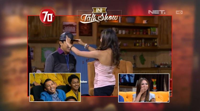 mdtvindonesia's tweet photo. Ciyeeee.. @ariehensem jadi malu2 gitu bertemu idolanya @theNadiaVega di @Ini_Talkshow http://t.co/x9kQ60LVVY