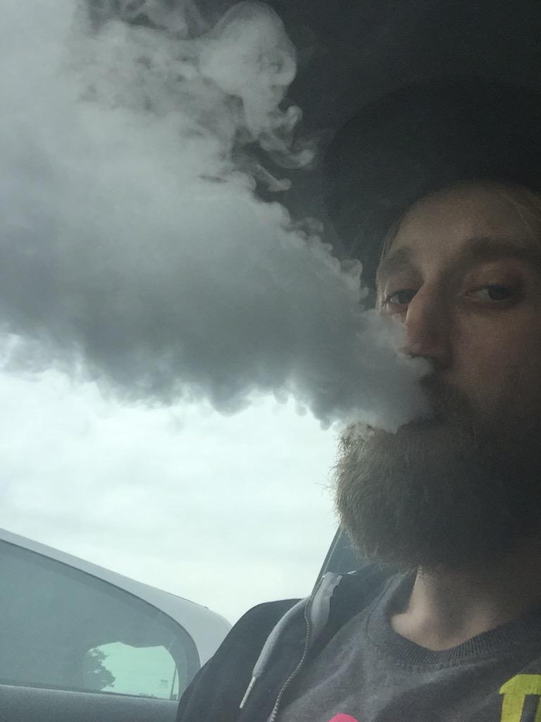 danwillis1986's tweet photo. Freemax Starre Pro blows some beast temp control clouds, aided by @PlumeBlu awesome Fallstreak mammatus #vapefam http://t.co/qUfaA7NAko