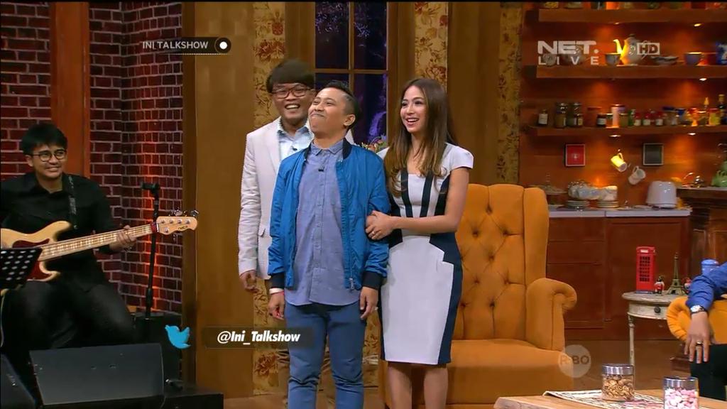 Duosolpet's tweet photo. Kang @yilmazerdogan kedatangan istrinya ngak bisa berkutik hahaaaaahaa @theNadiaVega @Ini_Talkshow @newsuleprikitiw http://t.co/56SbP8pju4