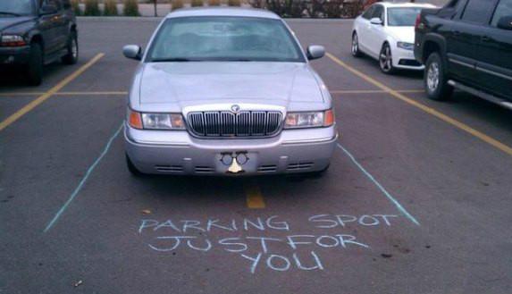 Parking can be hard for some drivers. These motorists though? They're just taking the piss. motortorque.org/pictures/parki…