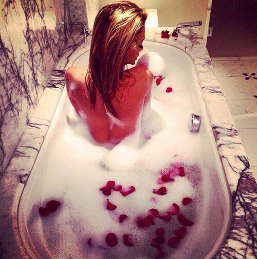 Что делают девочки в ванной. Фотосессия в ванне с пеной. Подруга в ванной 18. Фотосессия в ванне. Купаюсь в ванной в одежде.