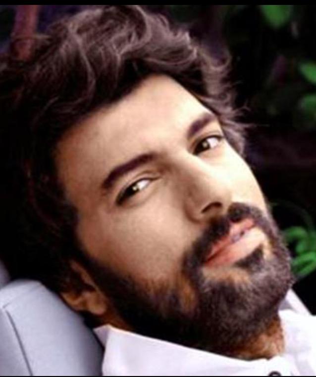 Sen benim Gökyüzündeki Bulutumsum..Sağanak halinde üstüme Yağmasını istediğim..
#EnginAkyürek Gülüşüne Kurban...