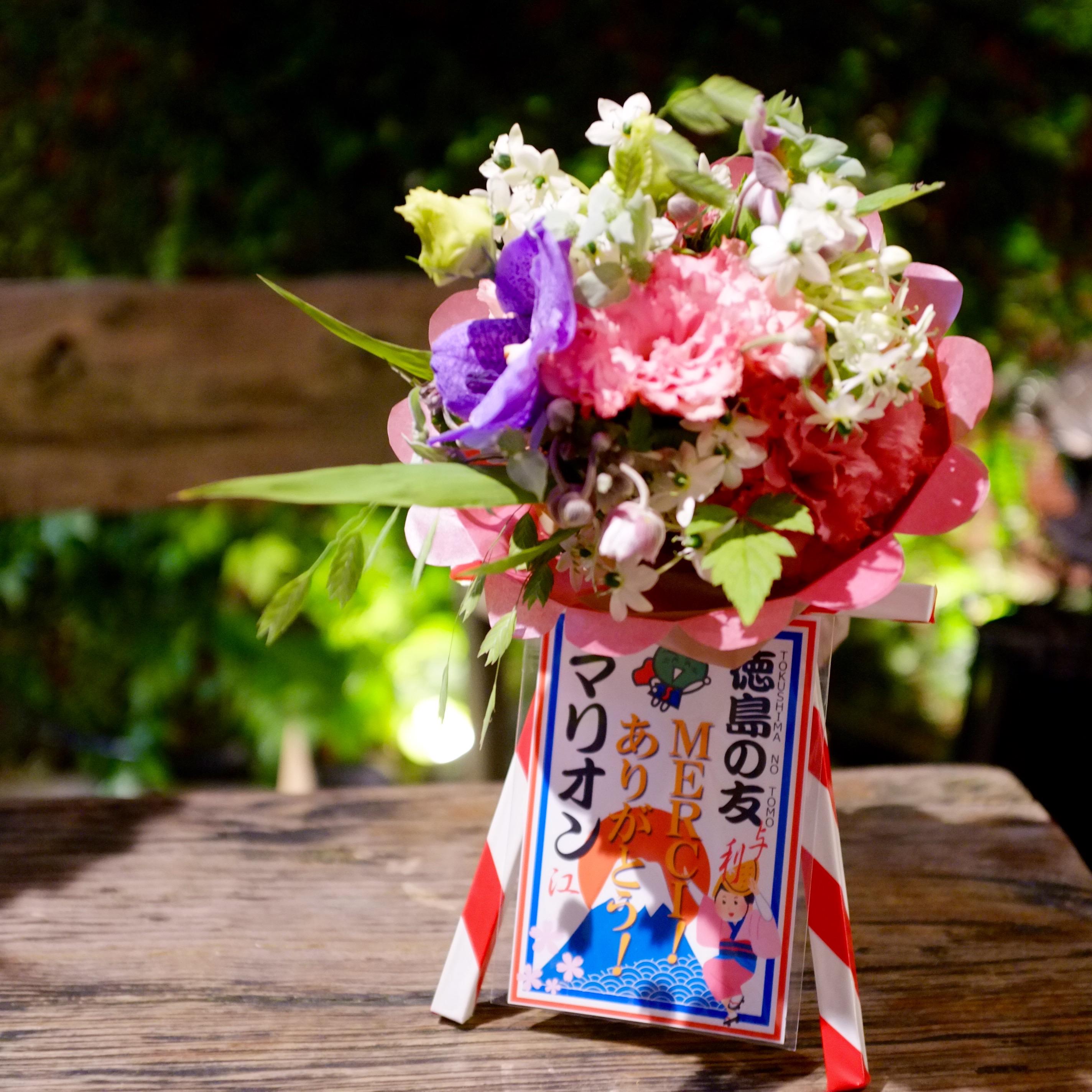 Fleuristegnossiennes Auf Twitter 卓上ミニ花輪 生花でできたミニ花輪 フランス語の先生の送別にご依頼いただきました お誕生日や周年祝い 出演記念などに 洒落の利いたプレゼントとしてどうぞ Http T Co Xk96q1tat8 Http T Co Yk6qq7fdmo Twitter