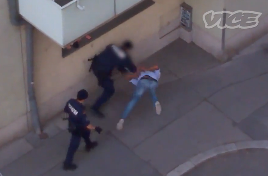 ViceAustria's tweet photo. #ViceCopwatch: Polizisten misshandeln Gefesselten & lügen über seine Vereltzungen. Das Video: http://t.co/nQuThsYm2d http://t.co/EOUY1cyNuV