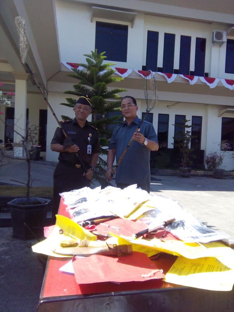 BPKNegara's tweet photo. Pemusnahan barang bukti di kejari Kandangan http://t.co/6QEV8bRTBz"