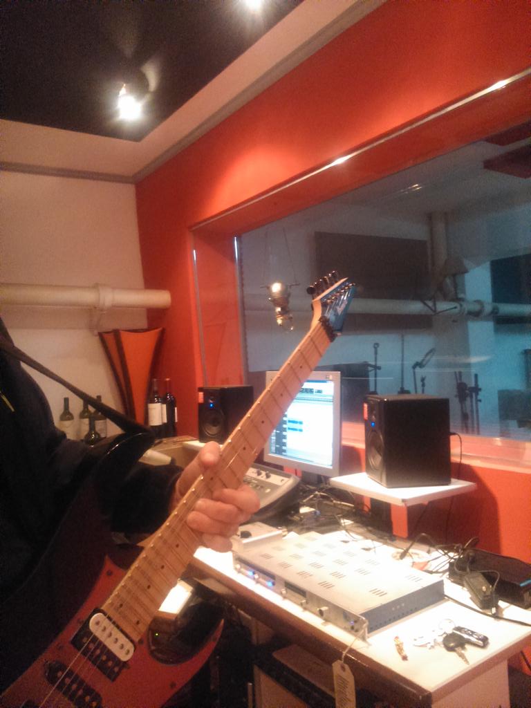 jesusMES4's tweet photo. Día agitado el de ayer grabando las guitarras de Bajo Influencia. El disco va a quedar de 10 más iva!!! http://t.co/JNv1TgdCAo