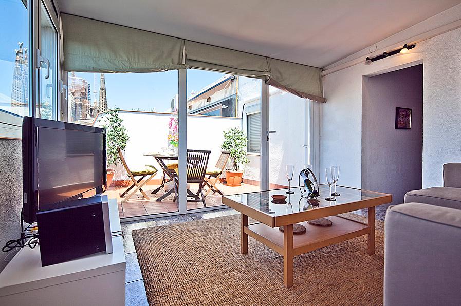 Looking to sightsee in Barcelona? This lovely home has the Basilica on its doorstep! #ttot

bit.ly/1K5pOPe