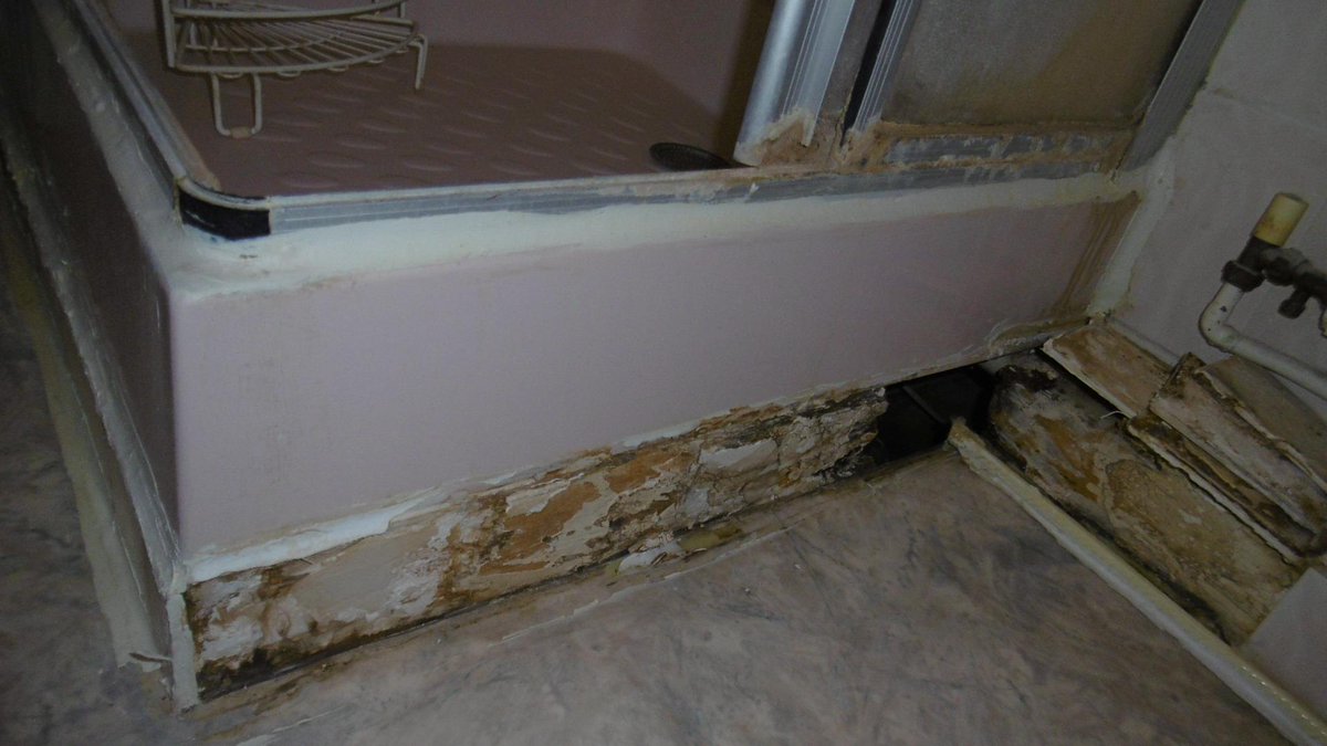 EPCInventories's tweet image. Another leak to bathroom to look at, don&apos;t leave it this long!  Concept Building Solutions (Harrow) can help!