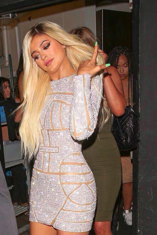 theoprs's tweet image. quand t'as une Ferrari pour t'es 18 ans