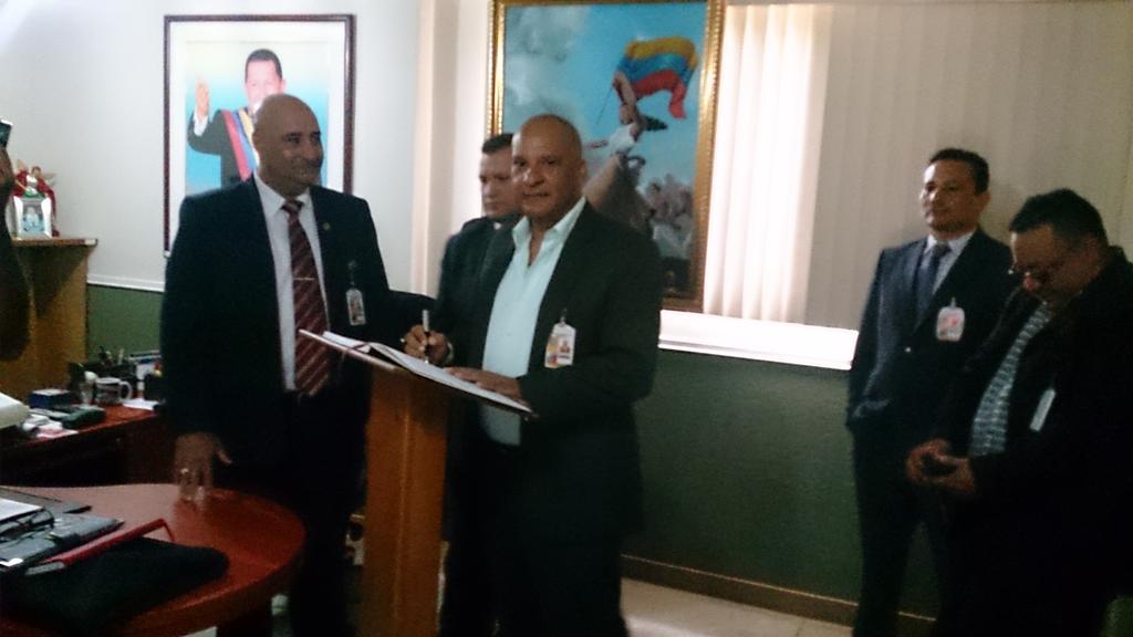 cicpc_monagas's tweet photo. Com. Jefe: O. Zacarias nuevo jefe S/D Temblador y Com. R. Fernández asume la jefatura de la S/D Punta de Mata. http://t.co/4sdqRjtIxg