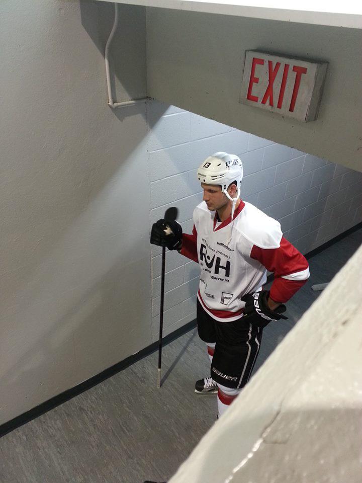 VeryBarrieColts's tweet image. Here is a picture of a familiar face before hitting the ice at Hockey Night in Barrie 6. @HNIB8 @LAKings