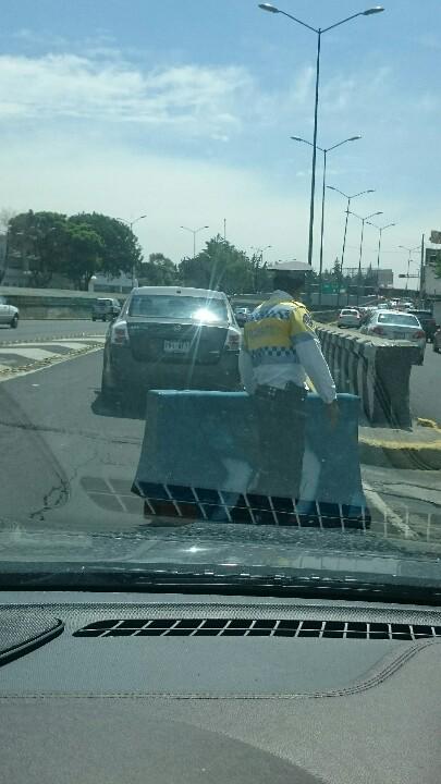 Entrada a viaducto antes de Cuauhtémoc. Fila hasta insur y ellos dejando pasar "judiciales" ja <a href="/caspoliciadf/">CAS</a> @aa_df