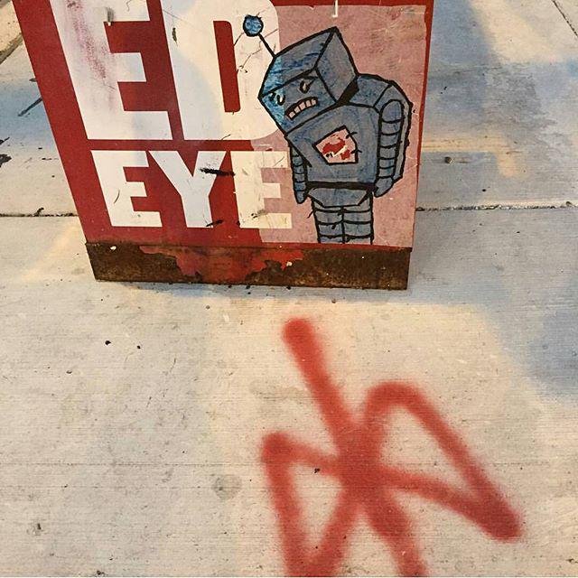 StArtEverywhere's tweet photo. ED EYE.
By @pdmccusker
#noplaceforasadrobot #sadrobot #redeye #edeye #robotproblems #feelingblue #chicagostreetart… http://t.co/IvpcWCW6vM