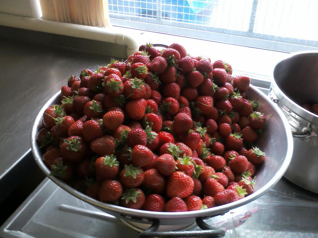 Preparing strawberries for afternoon tea earlier #community <a href="/colly75/">Paul Collingridge</a> <a href="/sikai2/">Caroline Thomas</a> @moorlandrdcommunitycentre