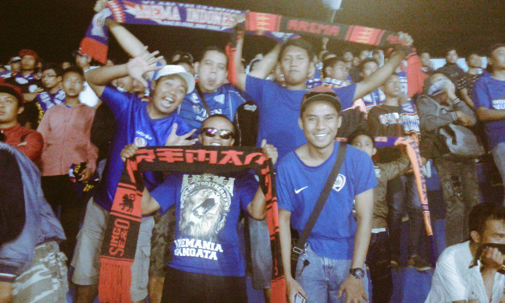 Aris_Susanto87's tweet photo. Terima kasih persib,terima kasih Bobotoh/Viking yg sudah hadir di Bhumi Arema.. Sampai jumpa lagi.. #Respect 👏🏼 http://t.co/m3fbjmV7A6