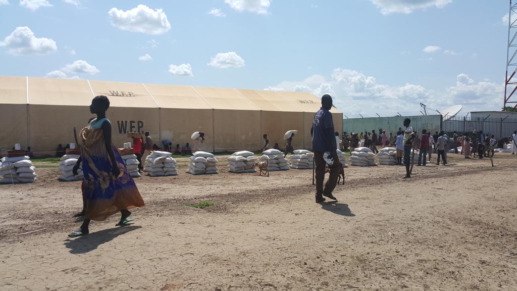 ahaction_ss's tweet photo. ...General Food Distribution in #Abiemnhom today. Thanks @WFP cc @CCCMSouthSudan #SouthSudan #FSL http://t.co/sGGGJX5XnN