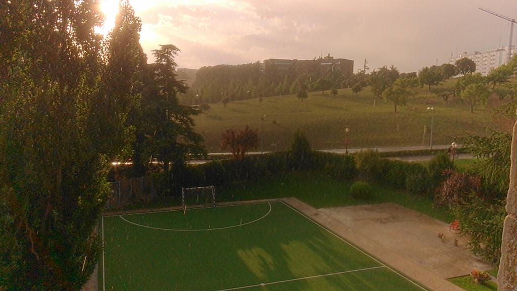 Pablo92CL's tweet photo. Viendo esta foto pensaréis: 
- Que solazo hace en Pamplona! 
Pues no, está LLOVIENDO a mares... 
#Veranosinlluvia http://t.co/hBnBzgPBCQ