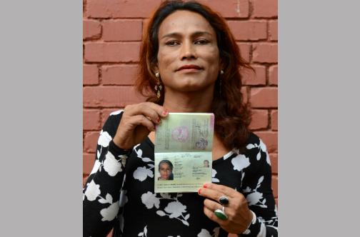 Pakistan Issues First Transgender Passport, South Asia News Top Stories