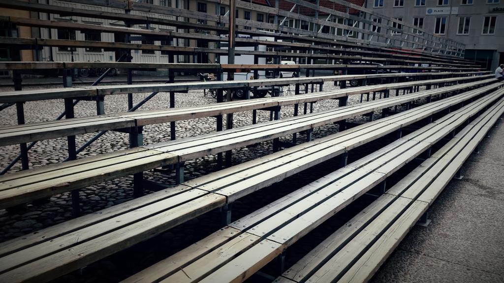 kayeman's tweet photo. Grandstands are almost finished as Kalmar readies itself for another legendary #FinishLineParty @IronmanSweden http://t.co/SJtx4GnKe5