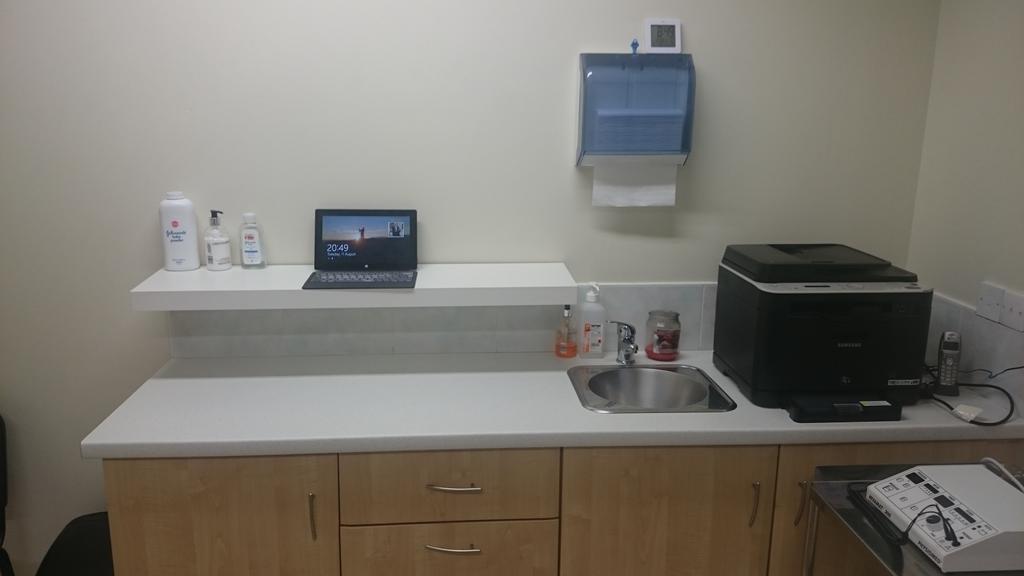 theprinceclinic's tweet image. Et violà, #standingworkstation #betterposture #lowcostsolution