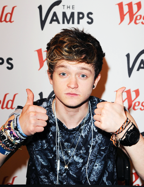 mariaalicelube's tweet photo. #voteforcon @thevampsband @thevampscon i voted on my fav scottish http://t.co/6Z3xdOkiv5