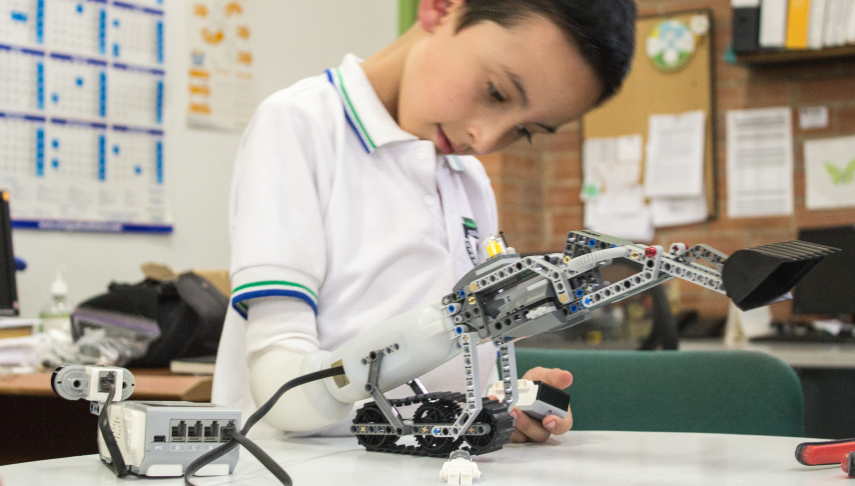 AOL's tweet photo. This Lego prosthetic arm lets kids explore their creativity: http://t.co/dB49mIsJ4t http://t.co/ra0kDrlu41