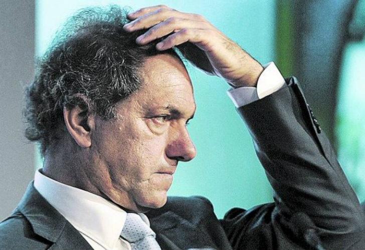perfilcom's tweet photo. Con la provincia bajo el agua, Daniel Scioli se fue a Italia http://t.co/9S72qEuZoy http://t.co/scDUMmSj59