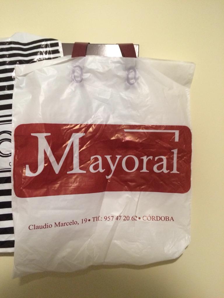 josemarimayoral's tweet photo. Hoy hace 12 años que mi padre abrió #CalzadosJMayoral. Siempre tengo bolsa cerca para no olvidarme de mis raíces 👡👠👢👞 http://t.co/vWePfa0KkS