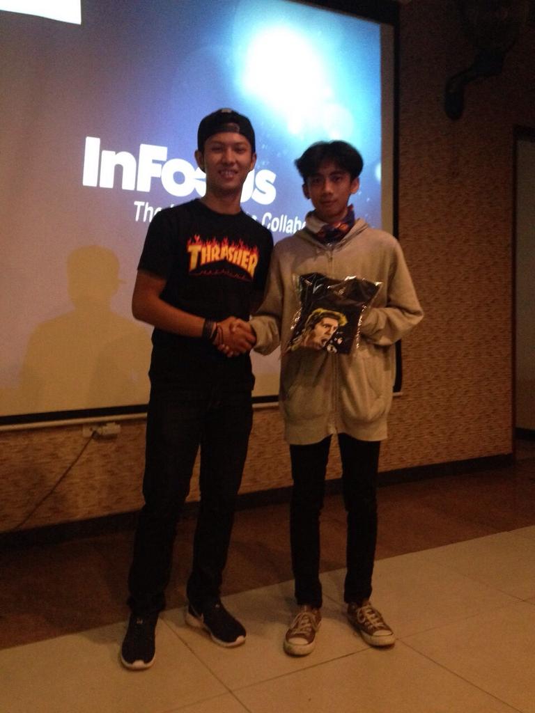 INDOBARCA_BDG's tweet photo. Oya skali lg trimakasih buat @ghaniorcasuals untuk hadiah kuisnya #DRE4M #JU4RA #IndoBarca http://t.co/nucfXNQbhf
