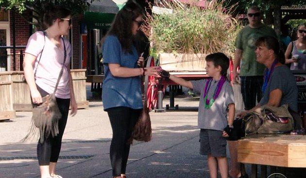 VasilyKoledov's tweet image. Amazing! 6yo Jaden Hayes lost both parents. Got tired of sadness. Now
on mission to make people 😊. #smileexperiment