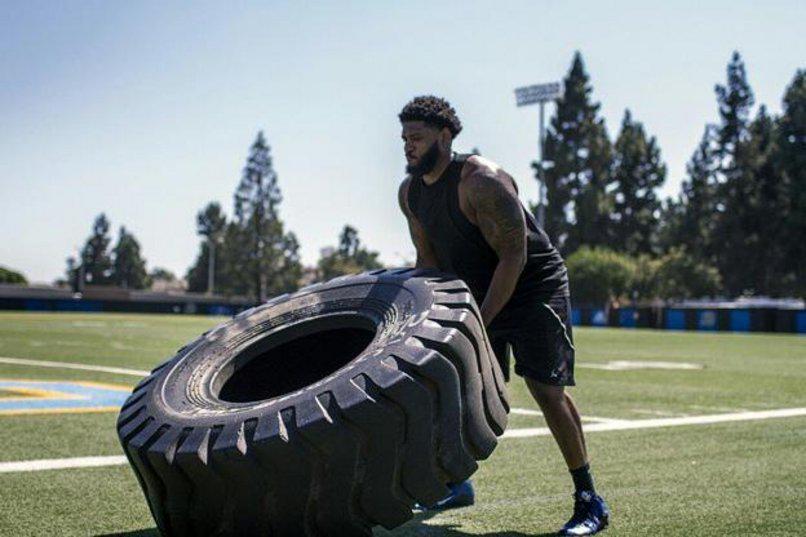 GQMagazine's tweet photo. Meet the NFL's only vegan 300-pound defensive lineman http://t.co/veYxJwtQNR http://t.co/1FAY6AvJQj