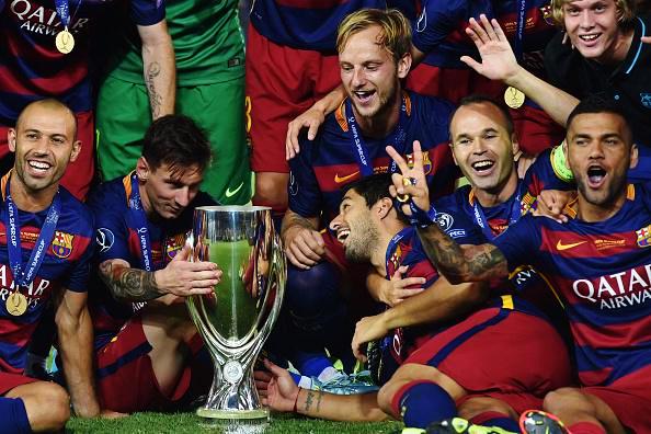 FiebreCule's tweet photo. Messi mirándola tipo: "Eres mía". http://t.co/zMslaf4UyR