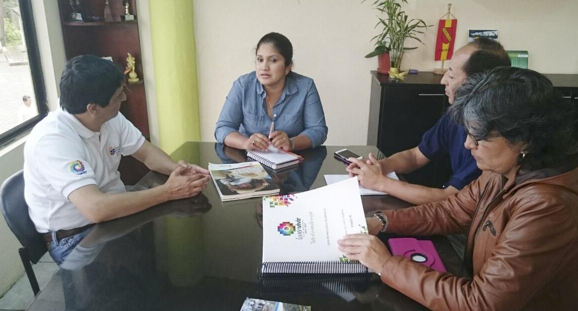 paulyep's tweet photo. @SulemaPizarroC, Alcadesa #SanMiguelDeLosBancos y @DiegoBarrazuet1 de @SenpladesEc #Zona2Ec dialogan sobre la #Eniep http://t.co/4hFoqkvJJo