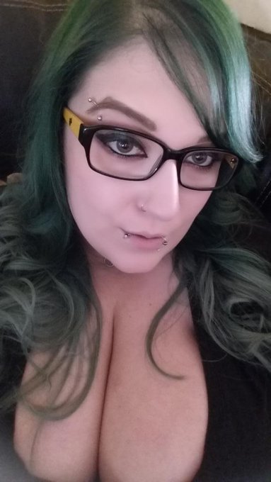 Bow down, bitches 👑 #workit #MegaCleavage http://t.co/Nk4aFw6o1P<a href="/tag/workit"class="tags">#workit</a><a href="/tag/megacleavage"class="tags">#MegaCleavage</a>