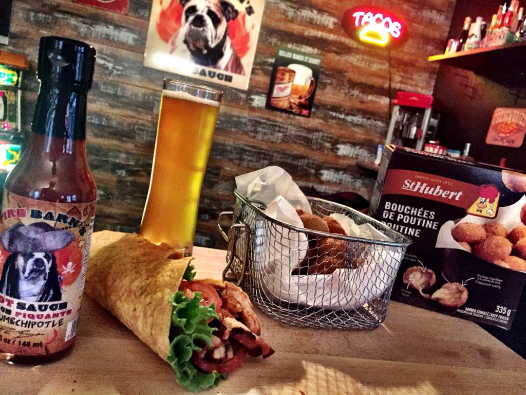 Chicken Wrap W/ Rhum &amp; Chipotle sauce, Cold beer and Poutine bites 🙊🙋☀️ #wrap #food #foodporn #hotsauce #beer #spicy