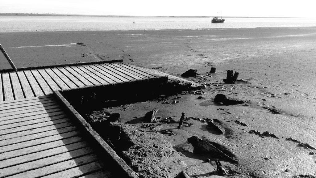 ruthbrooks74's tweet photo. 'Grey Nights Of Lytham'  #blackandwhitephotography #photography #Lytham #Boats #estury @LoveLancashire http://t.co/0r4Tv5fyEB