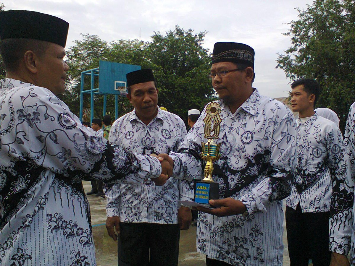 Didampingi oleh Kepala Sekolah menyerahkan piala kepada guru terbaik di SMA Negeri 1 Syamtalira Bayu Aceh Utara.