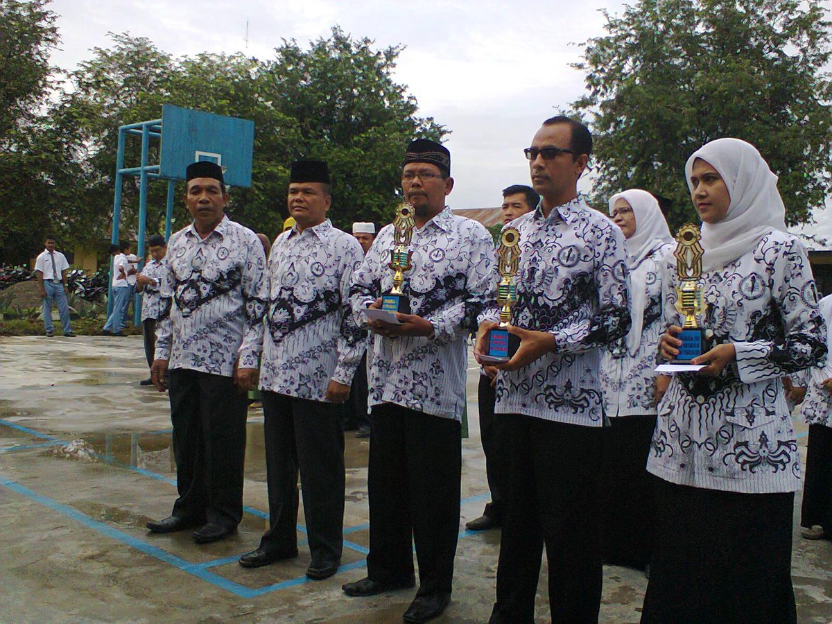 Berfoto bersama setelah menyerahkan piala kepada guru terbaik di SMA Negeri 1 Syamtalira Bayu Aceh Utara.