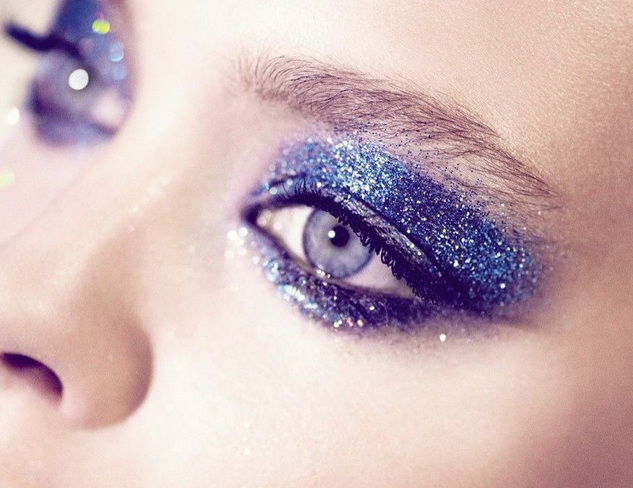 Cosmopolitan's tweet image. 16 brilliant ways to add more ✨glitter✨ to your smoky eye: cosm.ag/6016BG1UK