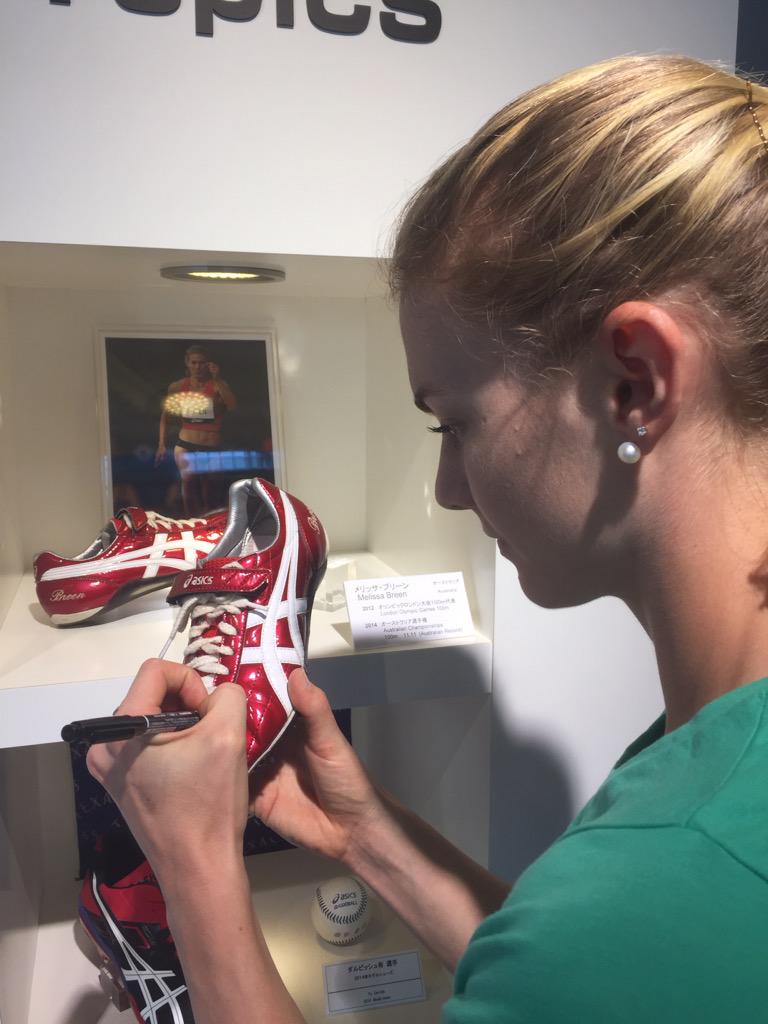 Melissa_Breen's tweet photo. Proudly signing &amp; displaying my National 100m Record #ASICS Spikes 👟 #ASICS Sports Museum in #Kobe 🇯🇵 @ASICSaustralia http://t.co/LrBHI9Ecm4