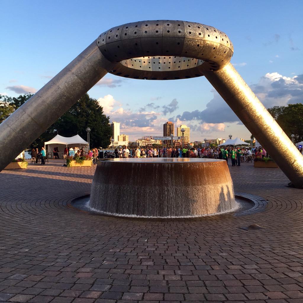PulpDetroit's tweet photo. Gorgeous night in #Detroit at @asaeannual! #PulpDetroit #howwedo #ASAE #ASAE15 #HartPlaza #DetroitLove #MotorCity http://t.co/90UT686bxd