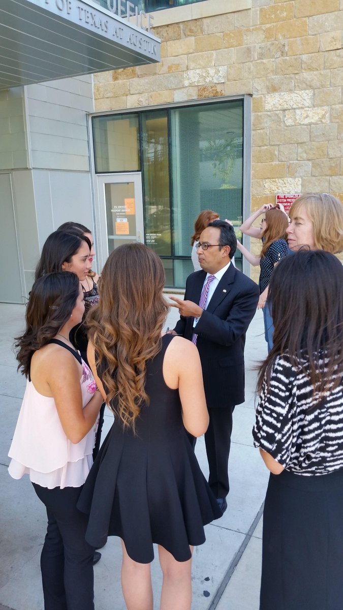 Excited to meet <a href="/COMEXUS/">COMEXUS Fulbright-García Robles</a> ESL Students! Thx 2 <a href="/hazelbsf/">Hazel Blackmore</a> &amp; @WorldandUT 4 making this possible! #Proyecta100mil #FOBESII