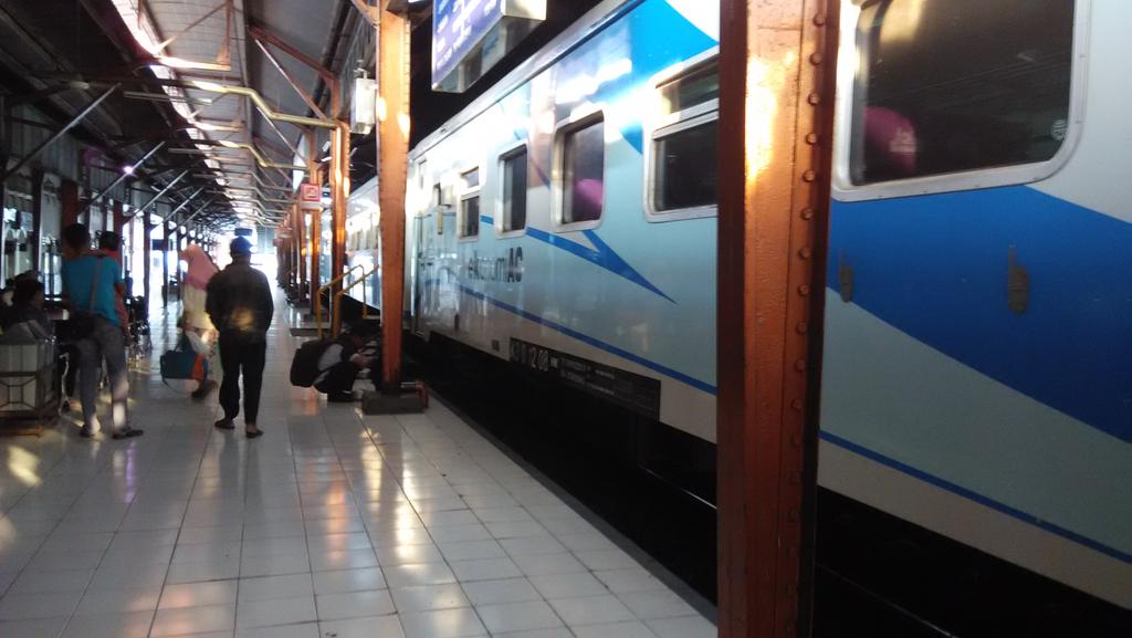 Menoreh Pagi dg kluarga
<a href="/KAI121/">Kereta Api Indonesia</a>