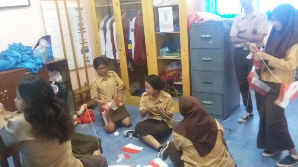Rowderkat_2017's tweet photo. Anak anak rajin lagi nyiapin buat agustusan nih 😂😂😂 http://t.co/EWjo1zESh0